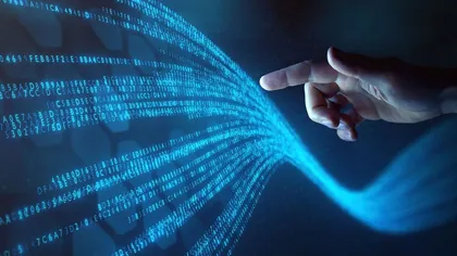 Une main pointant vers un flux de données numériques en code binaire en bleu, représentant la technologie et l'informatique.