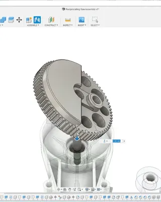 Capture d'écran d'un logiciel de modélisation 3D montrant la conception d'un engrenage métallique avec un assemblage de pièces mécaniques, y compris des engrenages, des axes et des composants de fixation.