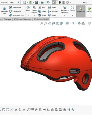 Modèle 3D d'un casque de sport rouge avec des emplacements en noir dans le logiciel SOLIDWORKS.