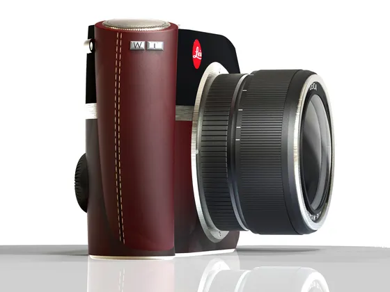 Appareil photo Leica avec un corps rouge et noir, objectif noir.