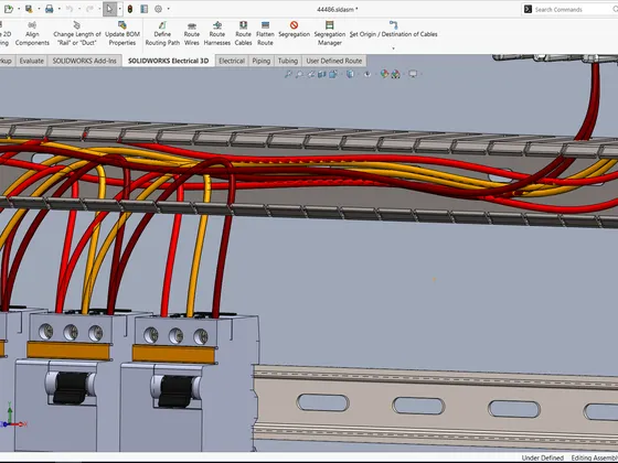 Modélisation 3D dans SOLIDWORKS d'un système électrique avec câbles rouges et jaunes, rails de support et composants électriques dans un boîtier électronique.