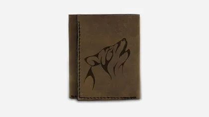 Portefeuille en cuir brun avec une illustration de lion stylisée sur la couverture.