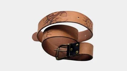 Ceinture en cuir marron avec des tatouages de motifs de serpent et de soleil, à boucle en métal