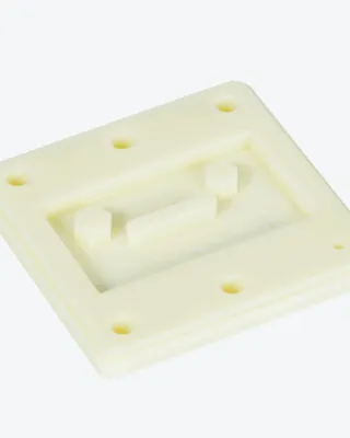 Plaque en plastique blanc avec une fente centrale et des trous de fixation.