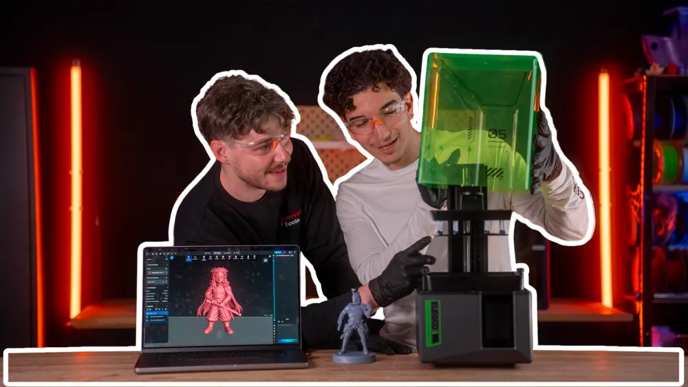 Deux apprenants en atelier de prototypage 3D résine avec imprimante et modèle de figurine à l'écran