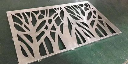 Dalle en métal avec motif de branches d'arbre découpées.