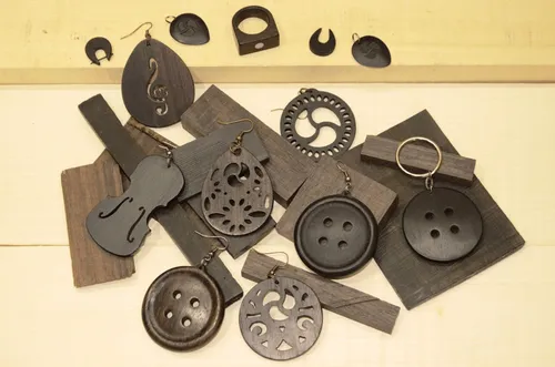 Bijoux en bois fabriqués par fraisage CNC.
