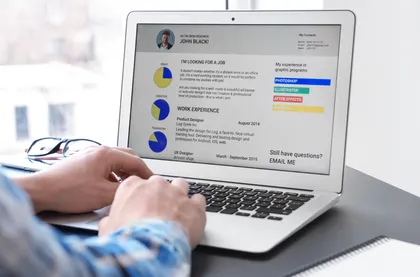 Capture d'écran d'un profil professionnel de quelqu'un recherchant un emploi, affiché sur un ordinateur portable, avec des graphiques, compétences, expérience de travail, et coordonnées de contact.