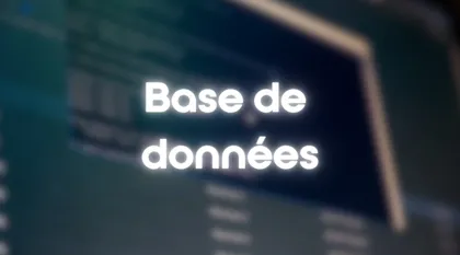 Texte indiquant "Base de données" sur un fond flou d'un serveur ou d'une infrastructure informatique.