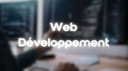 Texte indiquant Web Développement affiché sur un écran d'ordinateur en arrière-plan flou