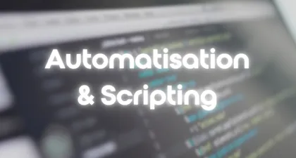 Texte en français indiquant 'Automatisation & scripting' sur un fond flou d'un écran d'ordinateur avec du code