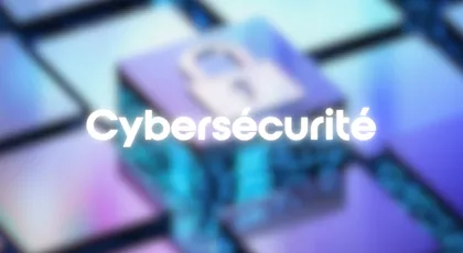 Une image floue montrant un clavier avec un symbole de cadenas, avec le mot 'Cybersécurité' en texte blanc au centre.