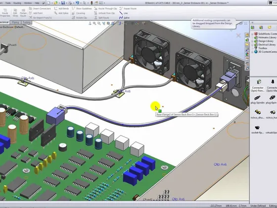 Vue d'un logiciel de modélisation 3D affichant un circuit électronique avec des composants comme des résistances, condensateurs, microcontrôleurs, câbles, ventilateurs et connecteurs, dans une interface utilisateur de SolidWorks.