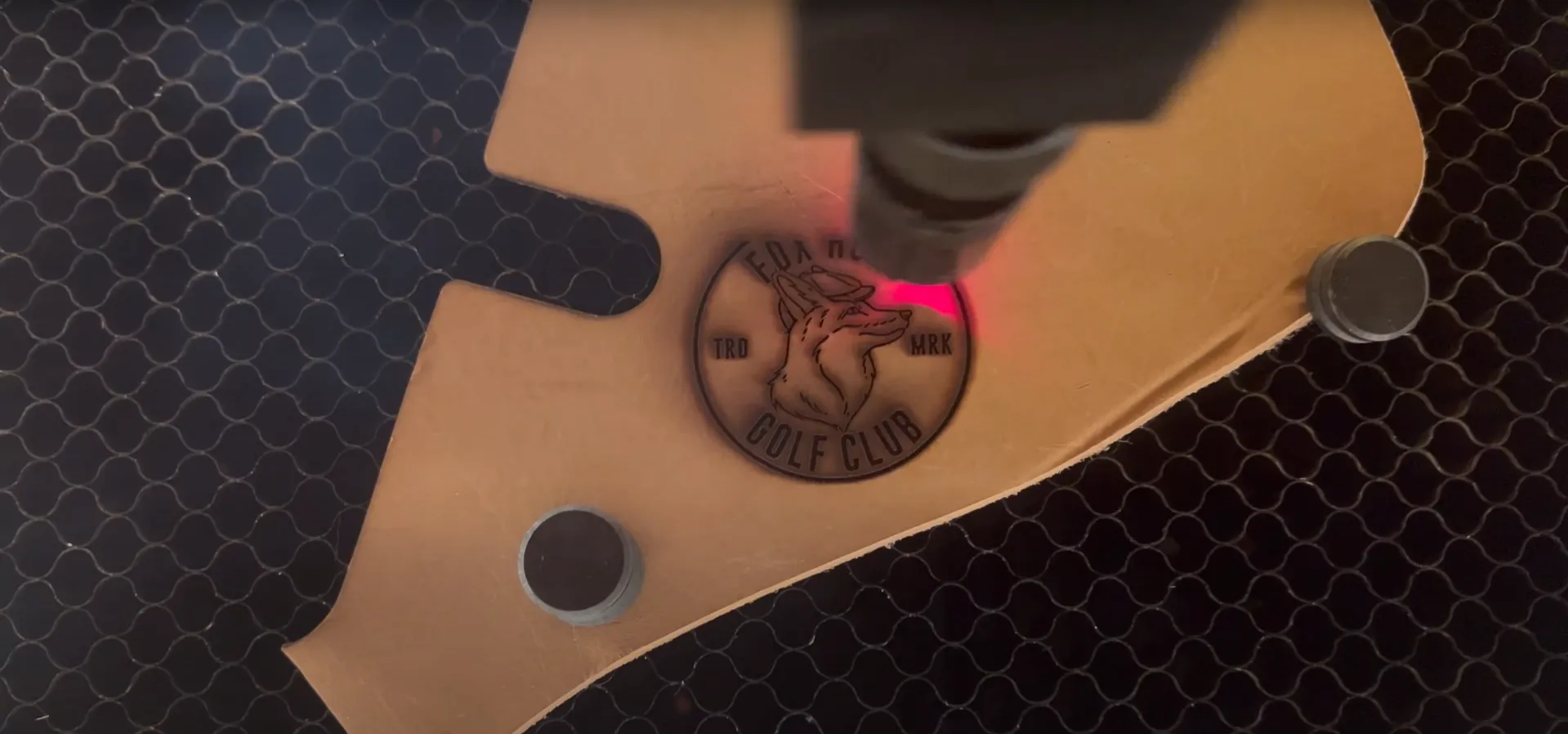 Cuir en processus de gravure laser de logo