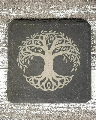Tatouage en forme de skull avec un arbre stylisé représentant une forêt