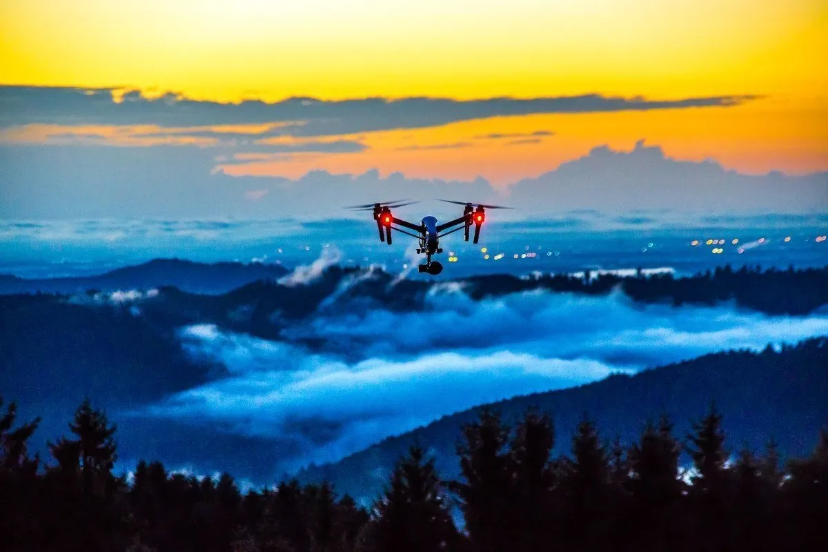 Drone sur les nuages