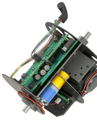 un robot en cours de montage, montrant ses composants électroniques et mécaniques internes