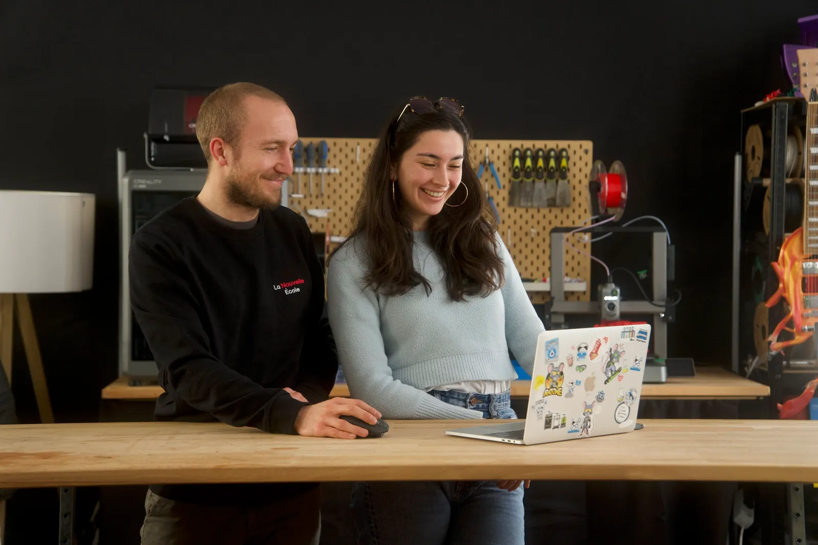 Un formateur et une apprenante de La Nouvelle École