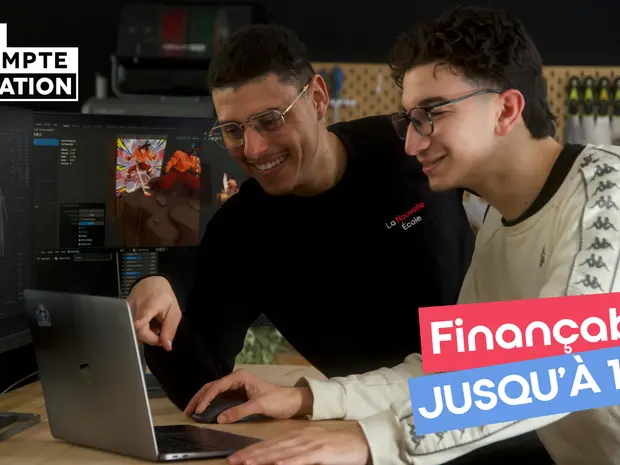 Deux jeunes hommes travaillent ensemble sur un ordinateur portable dans un studio ou un atelier, avec des écrans d'ordinateur affichant des créations numériques ou des animations derrière eux. Il y a un texte en français sur l'image qui dit "Finançable jusqu'à 100%".