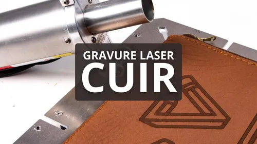 Machine laser gravant un motif géométrique sur du cuir brun.