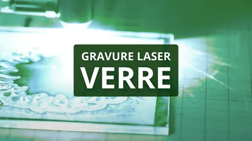 Plaque de verre gravée au laser avec des motifs décoratifs.