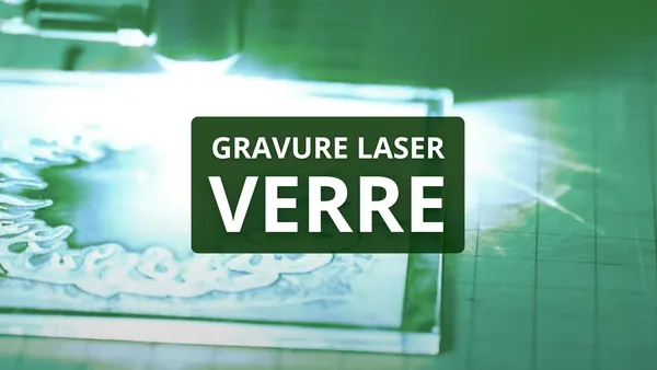 Une pièce de verre qui est en train d'être gravée au laser, avec le texte 'Gravure Laser Verre' affiché en overlay.