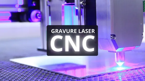 Une machine de gravure laser CNC émettant une lumière violette, avec un message indiquant 'Gravure Laser CNC'