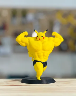 Figurine de Pikachu musclé, posant comme un bodybuilder, avec un fond flou.