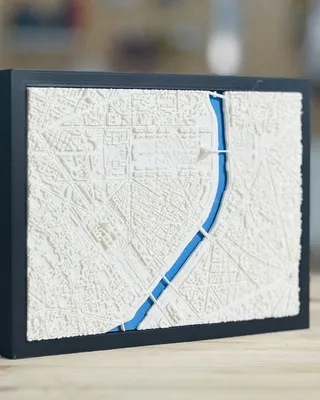 Modèle de carte géographique en relief avec rivière bleue en 3D, encadré noir.