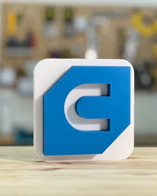 Logo de Docker en 3D sur une surface en bois avec un fond flou d'un bureau.