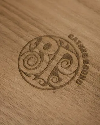 Gravure en bois du logo de Château d'Yquem sur une surface en bois.