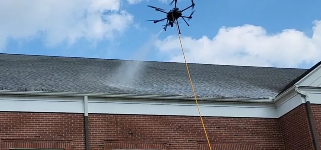 Nettoyage toiture avec drone