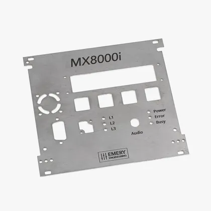 Plaque en métal pour un équipement électronique, marqué MX8000i, avec diverses étiquettes et boutons, fabriquée par EMERY ENGINEERING.