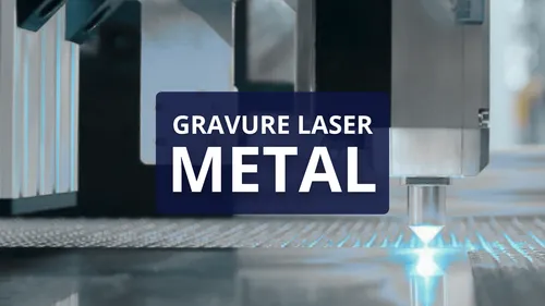 Faisceau laser bleu gravant une pièce métallique.