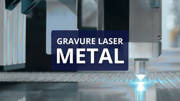 Une machine de gravure laser en train de graver du métal, avec un faisceau laser bleu brillant. Texte en français : "Gravure laser métal".