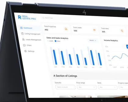 Capture d'écran d'une interface de logiciel immobilier appelée Real Estate Pro, affichant un tableau de bord avec des statistiques de propriétés, prospects, ventes, une analyse graphique et des filtres pour les annonces.