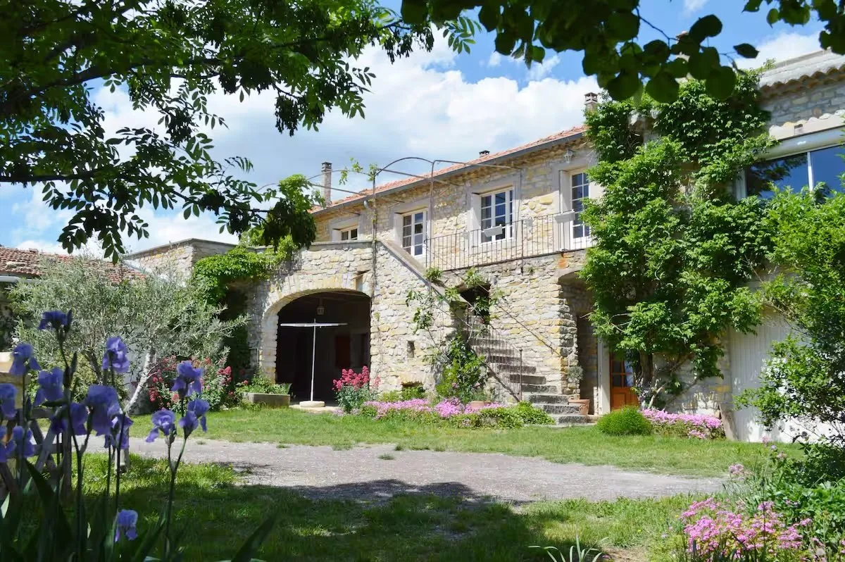 Mas en pierre avec escalier extérieur et jardins fleuris — zone de vol drone à Ampus, dans le Var