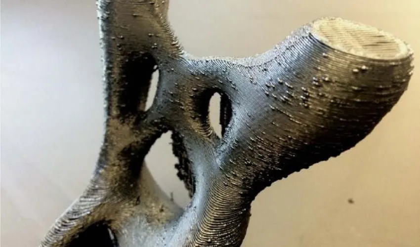 sur l'image on voit une pièce imprimé en 3D avec des bavures