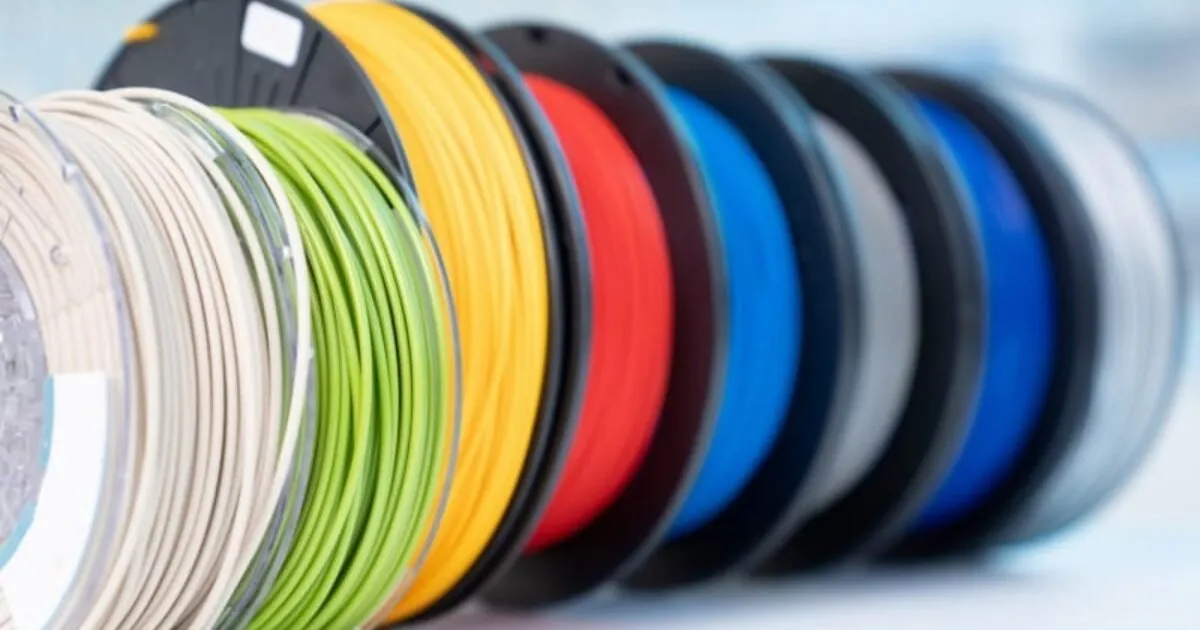 groupe de bobines de différentes couleurs de filament pla