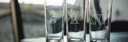 Trois verres en verre avec des dessins en ligne d'animaux : un lapin, un chien et un ours.