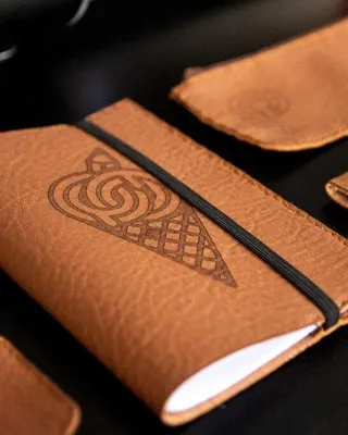 Portefeuille en cuir marron avec motif en forme de cœur et fermeture élastique