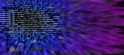 Code informatique affiché sur un écran avec un effet de mouvement flou.