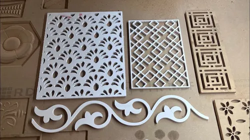 Décorations en bois sculptées par fraisage CNC.