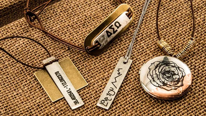 différents bijoux avec des gravures