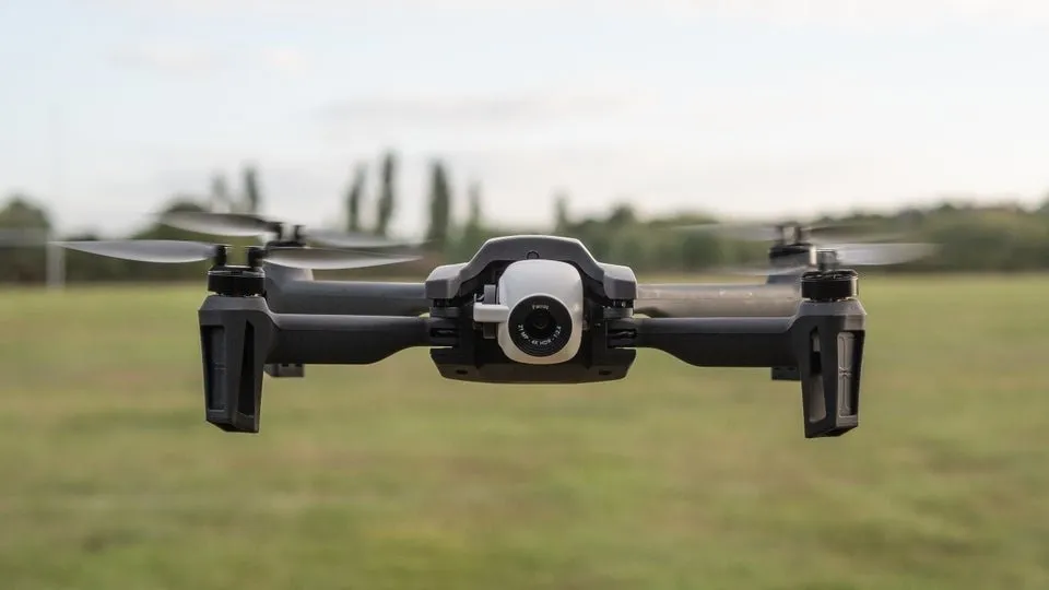 drone avec camera sur de l'herbe