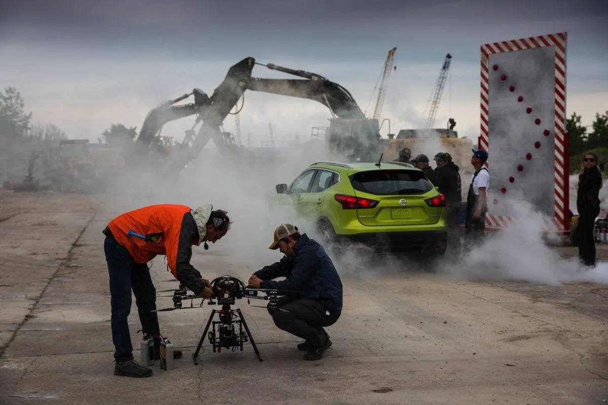 drone en train de filmer voiture