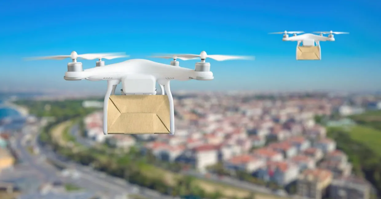 drone en train de livrer une enveloppe