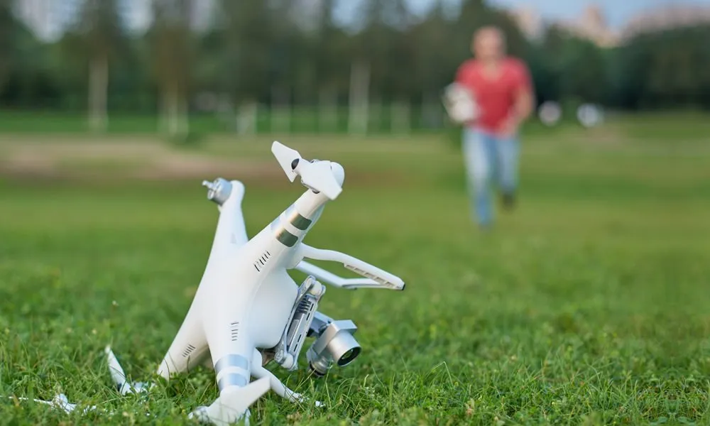 drone tombé par terre sur de l'herbe