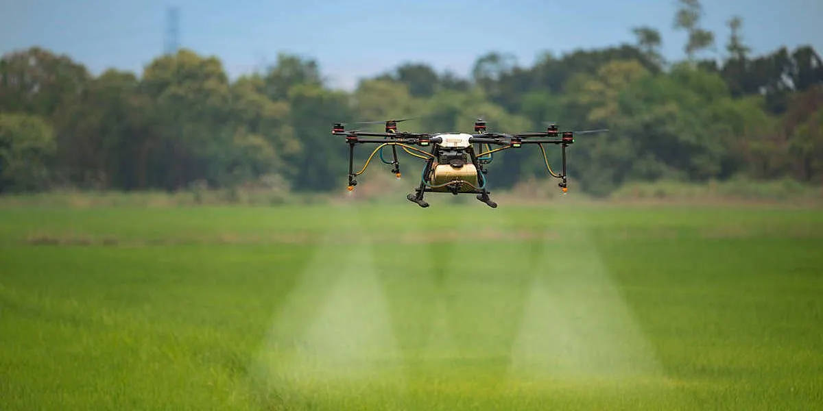 drone volant en nature en train d'arroser de l'herbe