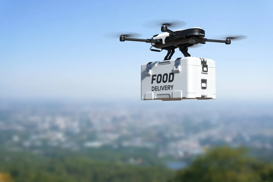 drone volant en plein air transportant une boite de nourriture